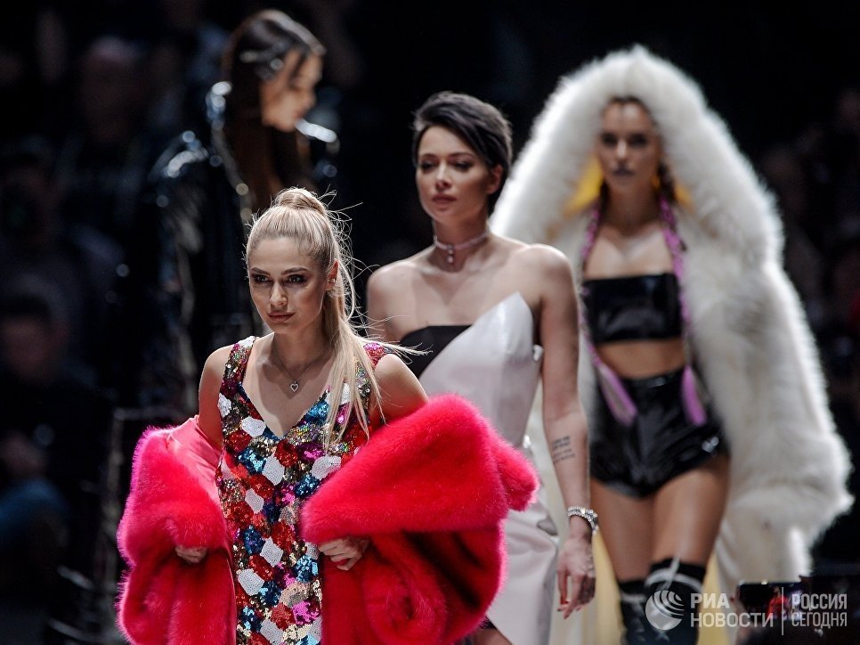 عارضات أزياء في "مانيج" وسط موسكو في إطار Mercedes-Benz Fashion Week Russia