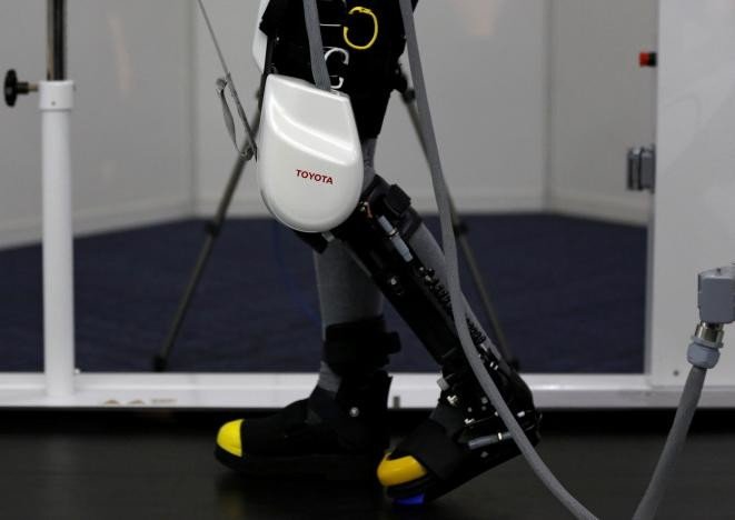 تويوتا تطور قدما روبوتية لمساعدة المصابين بالشلل