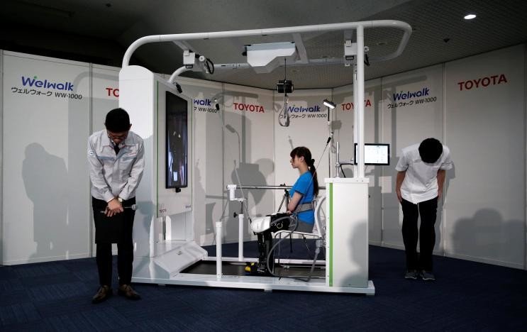 تويوتا تطور قدما روبوتية لمساعدة المصابين بالشلل