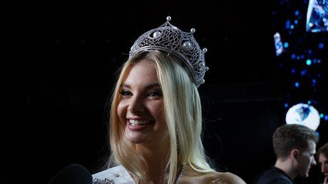 الحائزة على اللقب بولينا بوبوفا