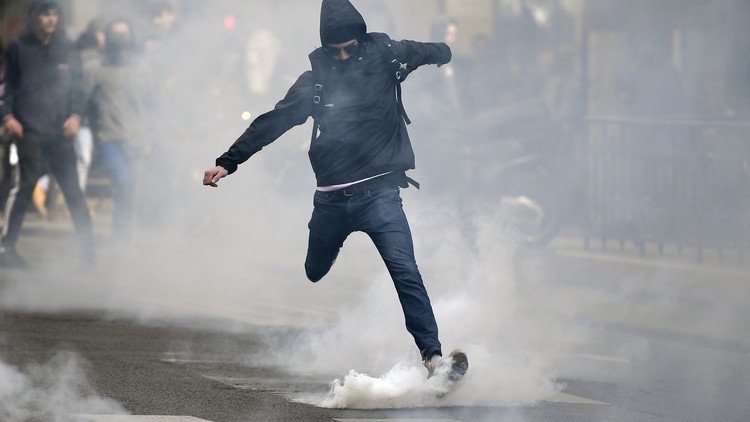 الشرطة الفرنسية تفرق احتجاجات عارمة في باريس