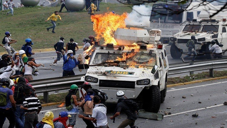 المعارضة الفنزويلية تقتحم قاعدة جوية