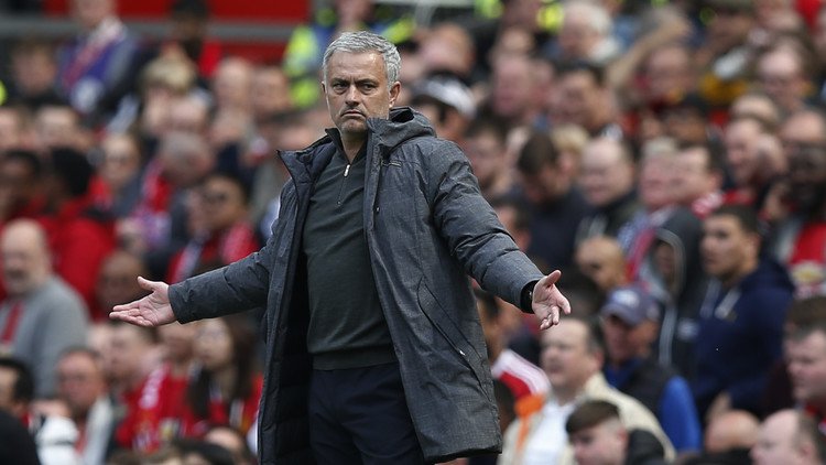 مورينيو يحظر على لاعبيه مواقع التواصل الاجتماعي قبل المباريات