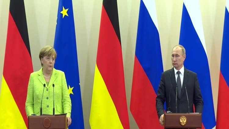 بوتين وميركل يؤكدان ضرورة تنفيذ مينسك