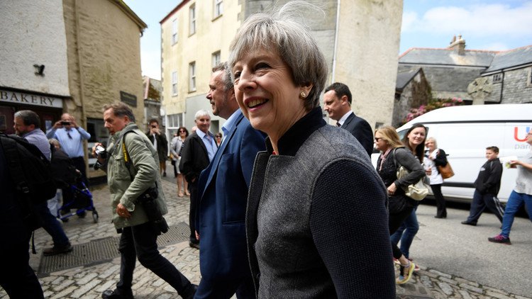 حشر صحفيين داخل غرفة أثناء زيارة ماي لمصنع!