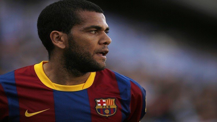 من سيملأ فراغ داني ألفيس في برشلونة!