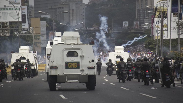 المعارضة الفنزويلية تتهم مادورو بالتحايل على الدستور