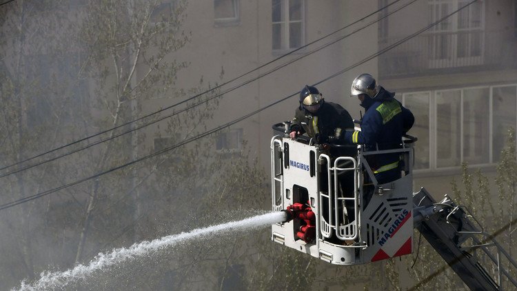 فيديو.. في قلب وسط موسكو مروحيات تشارك بإخماد حريق هائل 