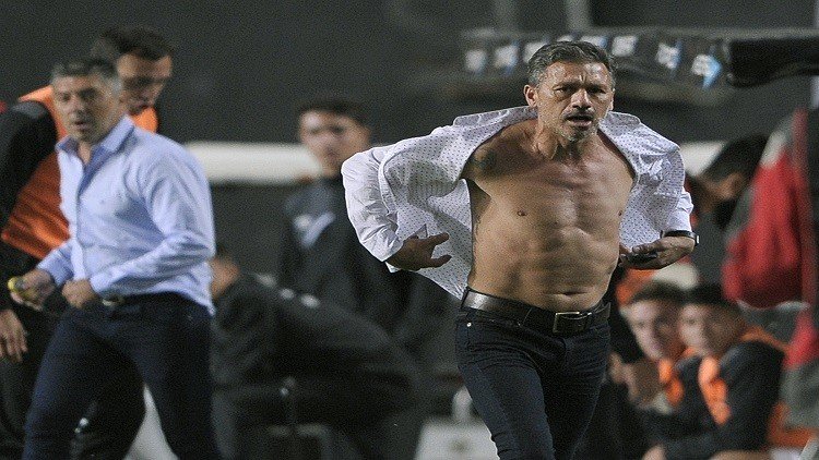 بالفيديو .. مدرب يمزق ثيابه احتجاجا على التحكيم