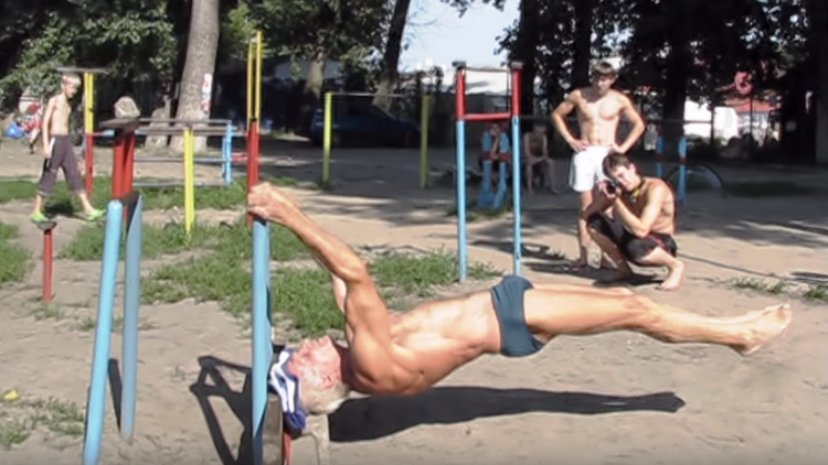 بالفيديو.. سبعيني يبهر الجمهور بأدائه الرشيق