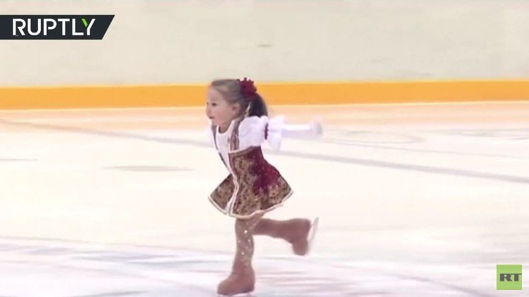 شاهد بالفيديو.. طفلة صغيرة تبدع في حلبة التزحلق على الجليد
