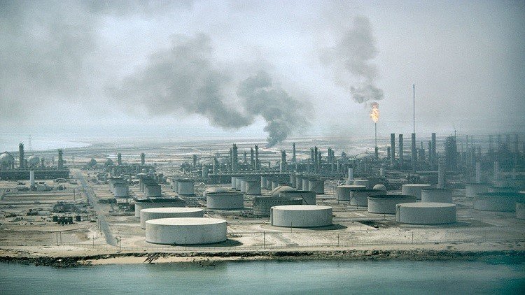 النفط يرتفع بعد قرار السعودية تخفيض إمدادات آسيا