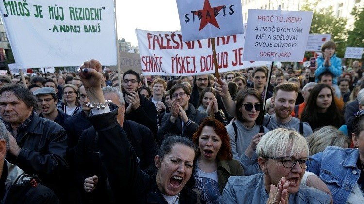 عشرات الآلاف يتظاهرون ضد رئيس جمهورية التشيك ووزير ماليته