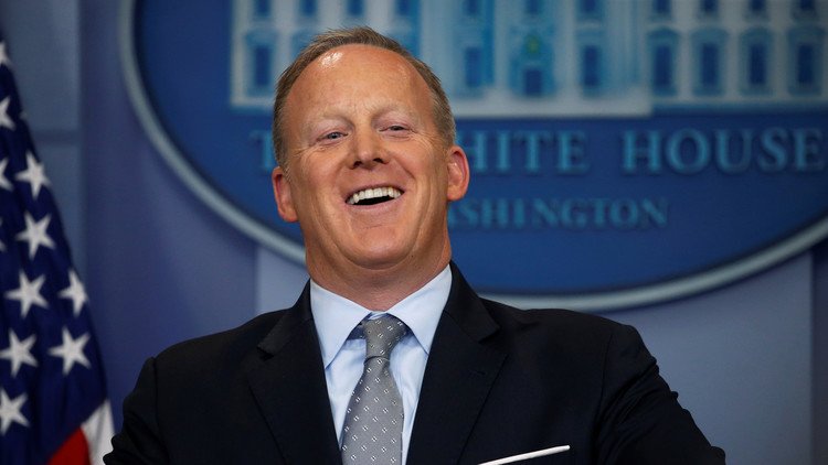 الأحذية تختلط على المتحدث باسم البيت الأبيض!