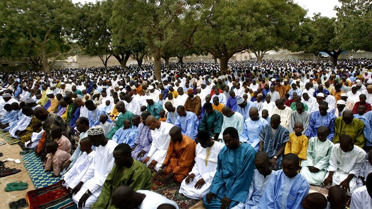 مسلمون سنغاليون يقيمون الصلاة في أحد جوامع العاصمة دكار - أرشيف 