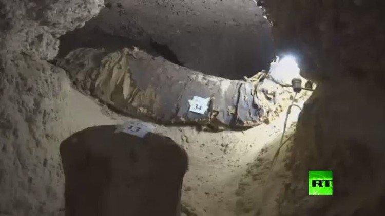 العثور على موميات وتوابيت في مقبرة تونا الجبل المصرية