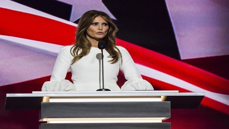 تمثال لميلانيا ترامب أمام معمل أحذية في البوسنة