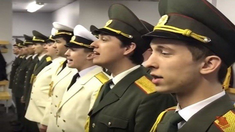 الأوركسترا العسكرية الروسية تهنئ مغني راب بطريقة مميزة