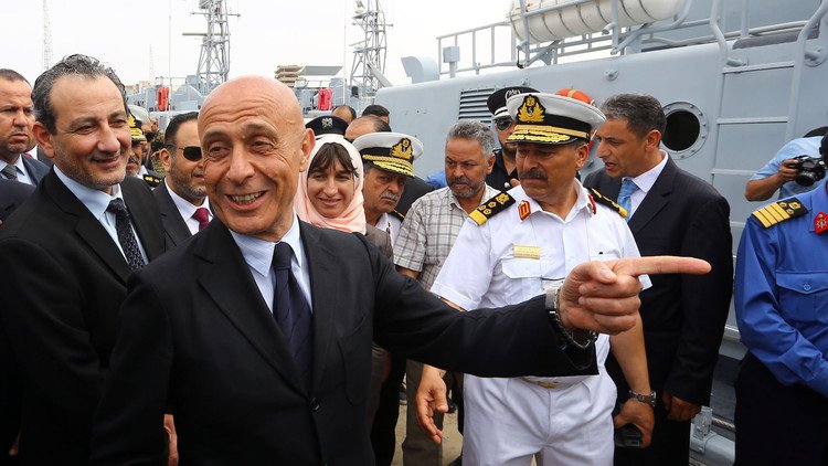إيطاليا تسلم خفر السواحل الليبي زوارق دورية