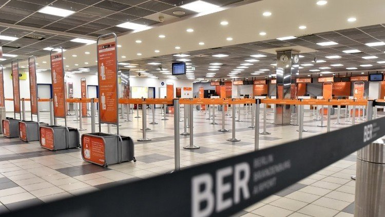 إخلاء صالة في مطار برلين بسبب غاز مشبوه