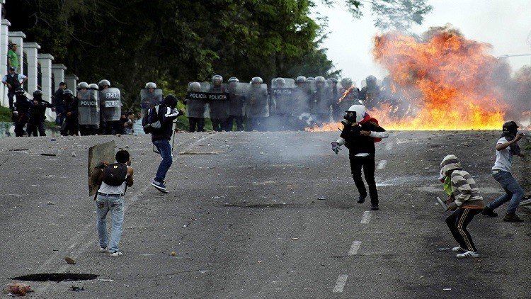 وفاة متظاهر شاب في فنزويلا متأثرا بجراحه