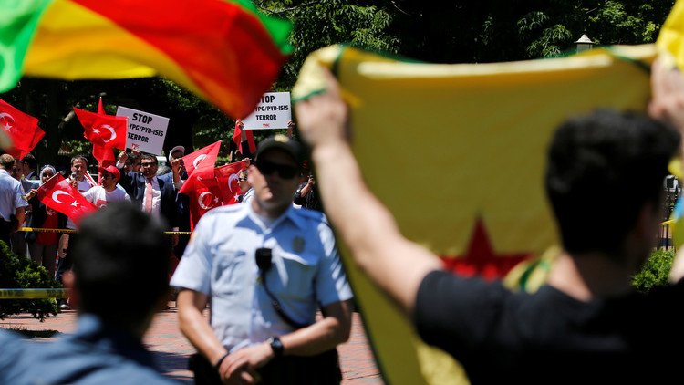 اشتباكات بين أنصار أردوغان ومعارضيه أمام السفارة التركية في واشنطن