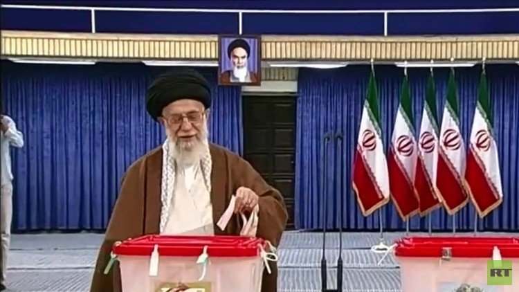 بالفيديو.. خامنئي يدلي بصوته في الانتخابات الرئاسية داخل حسينية الخميني