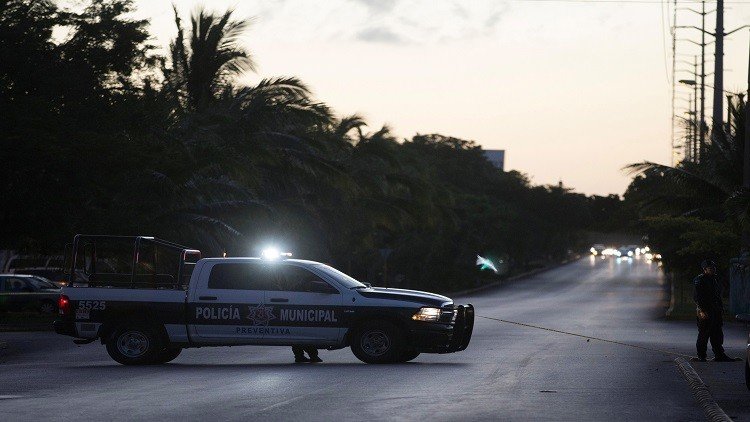 مسلحون يسلبون رجال الشرطة نقودهم وهواتفهم في المكسيك
