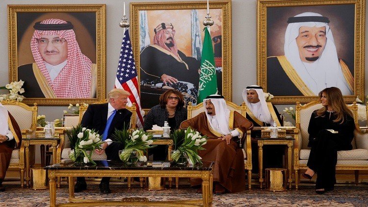 ترامب يصل الرياض في أول زيارة خارجية له والملك سلمان على رأس مستقبليه