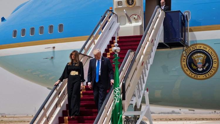 ميلانيا ترامب في السعودية بلباس يثير الإعجاب!