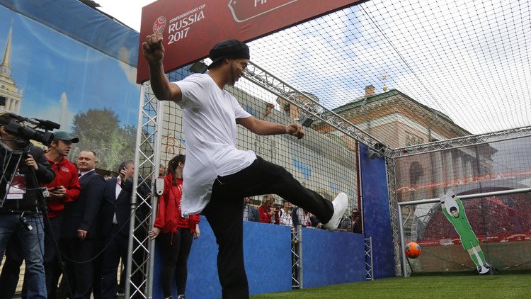 فضائي روسي يتفوق على رونالدينيو في هز الشباك!