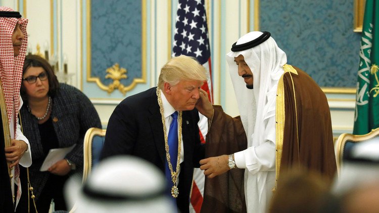 ترامب وجد مصدرين للحكمة.. لدى سلمان وأمام حائط البراق!