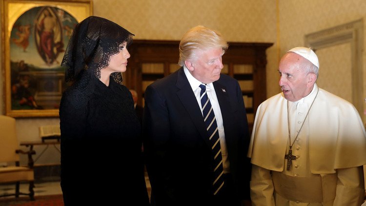 بالفيديو.. بابا الفاتيكان يفاجئ ميلانيا بسؤال لم تفهم مغزاه!