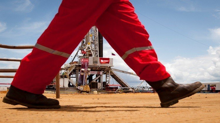 النفط يهبط رغم قرار أوبك تمديد اتفاق خفض الإنتاج