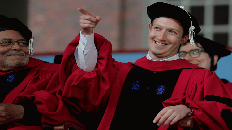 بعد 12 عاما.. مارك زوكربيرغ يحصل على شهادة هارفارد