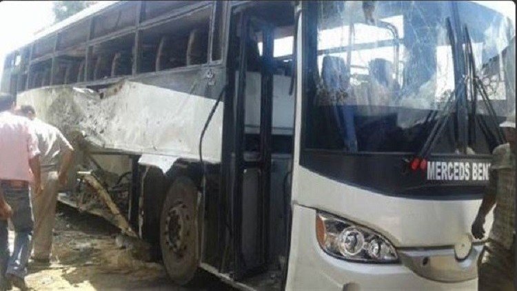 اللقطات الأولى من مكان الهجوم على حافلة الأقباط في المنيا