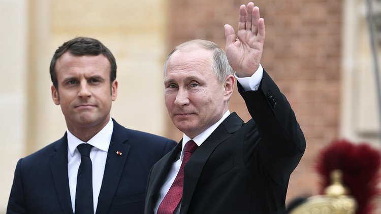ماكرون يستقبل بوتين في قصر فرساي
