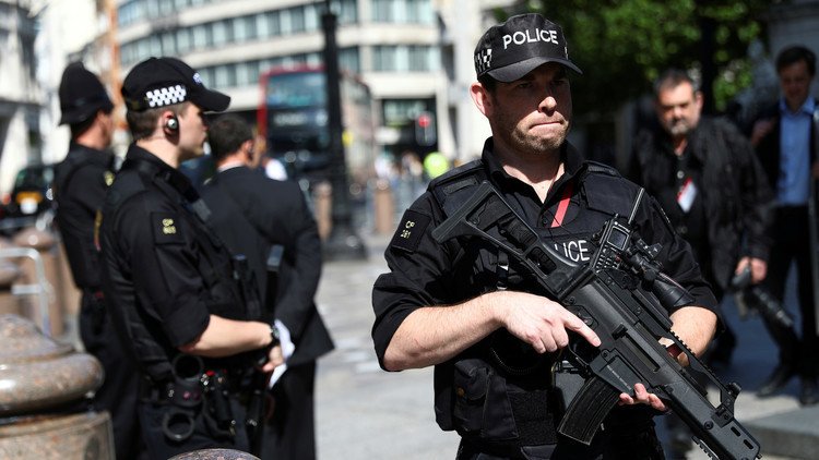 الشرطة البريطانية تبحث عن الحقيبة الزرقاء