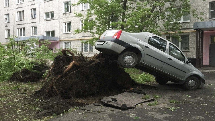 العاصفة الأعنف في موسكو وضواحيها تودي بحياة 16 شخصا