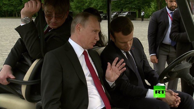 بوتين وماكرون يتجولان بعربة غولف في قصر فيرساي