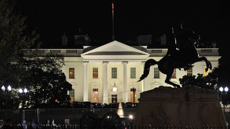 إلقاء القبض على شخص حاول التسلل إلى باحة البيت الأبيض في واشنطن