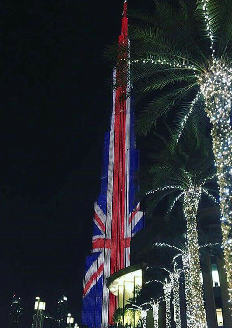 العلم البريطاني يغطي برج خليفة تضامنا مع ضحايا هجوم مانشستر (صور+فيديو) 