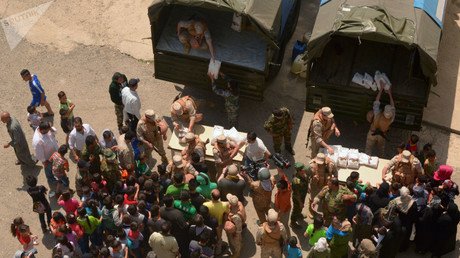 توزيع المساعدات الإنسانية في مخيم "رأس البسيط" في اللاذقية