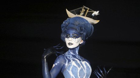 عارضة أزياء خلال عرض يشارك فيه طلاب جامعة حكومية في ميدان، إندونيسيا
