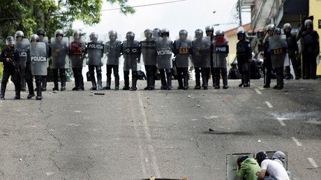 قوات الأمن الخاصة خلال الاشتباكات مع المتظاهرين في سان كريستوبال
