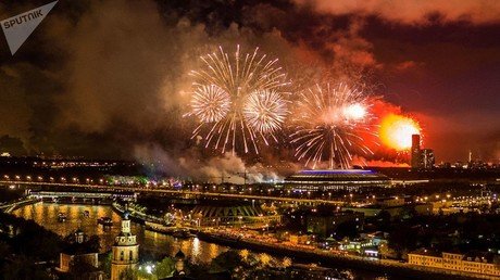 ألعاب نارية احتفالا بالذكرى الـ 72 للنصر في الحرب الوطنية العظمى
