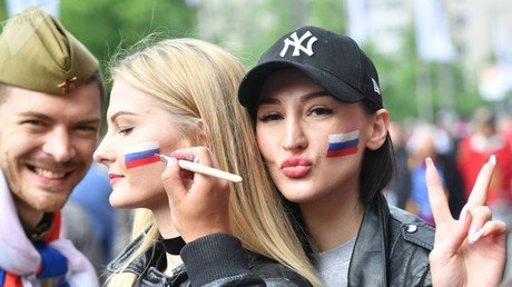 المشجعون الروس قبل بدء "بطولة العالم للهوكي-2017" بين روسيا وإيطااليا
