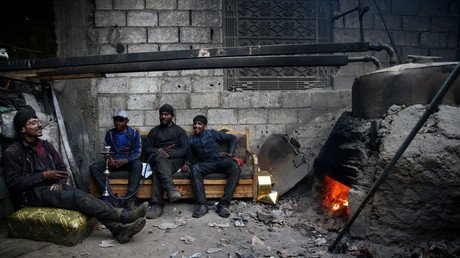 عمال خلال استراحة في مدينة دوما، سوريا
