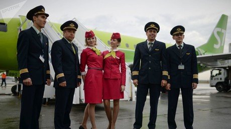 طاقم الطائرة الجديدة "إمبراير" (Embraer E170LR) التابعة لشركة الطيران
