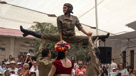 فنانون في القدس يحتفلون بعيد النصر على النازية
